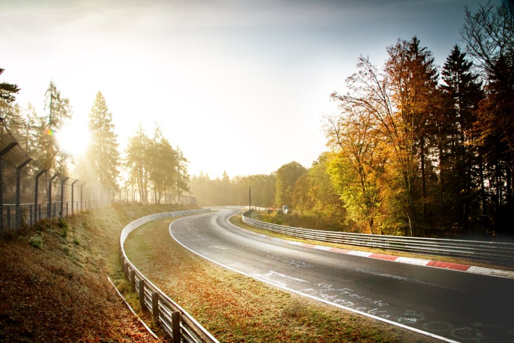 Nachher: Nordschleife im Herbst, Farben kräftiger, Gegenlicht und Schatten ausgeglichen