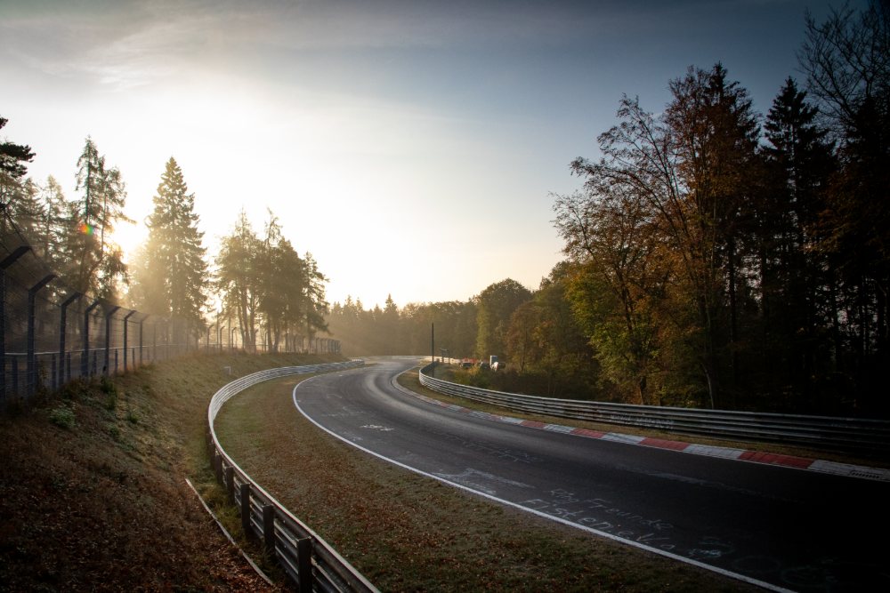 Vorher: dieselbe Aufnahme unbearbeitet, flaue Farben und dunkle Schatten