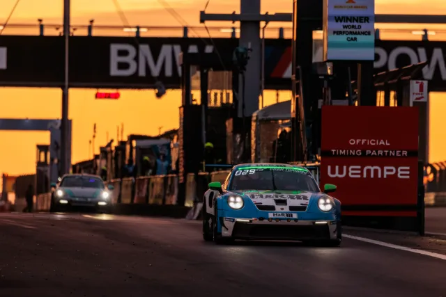 Porsche 911 GT3 Cup verlässt die Boxengasse im Abendlicht