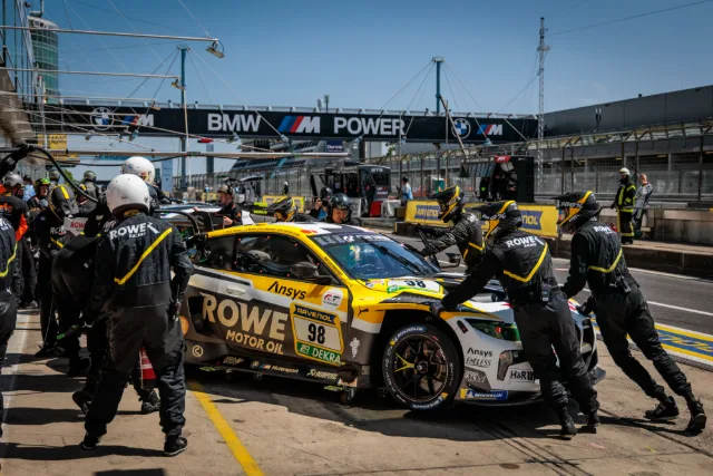 Boxenstopp am Tag, die Crew von ROWE Racing schiebt den BMW M4 GT3 zurück auf die Bahn