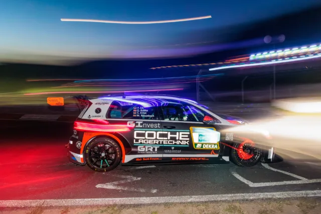 VW Golf GTI TCR bei Nacht, Lichtspuren vorbeifahrender Fahrzeuge im Hintergrund