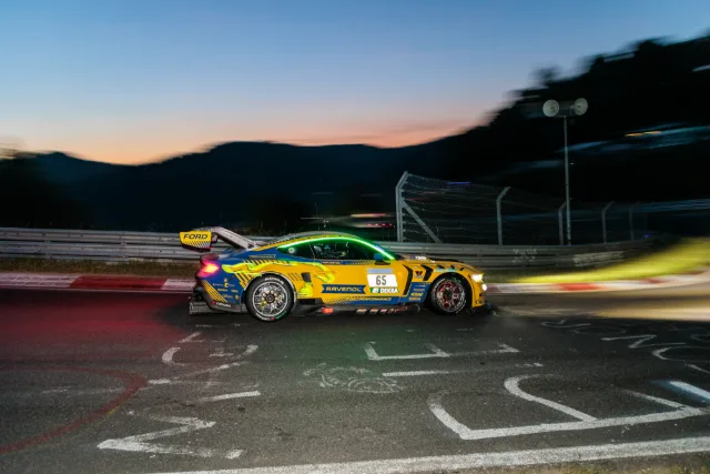 Ford Mustang GT3 in der blauen Stunde auf der Nordschleife