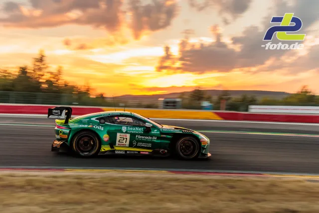 Aston Martin Vantage AMR GT3 EVO #21 von Comtoyou Racing beim Sonnenuntergang auf dem Circuit de Spa-Francorchamps während der 24 Stunden von Spa.