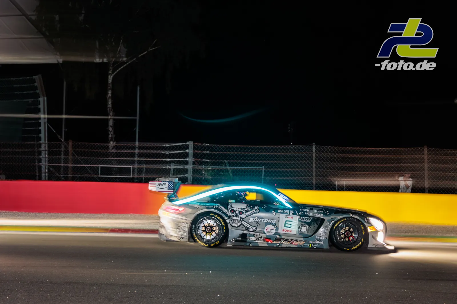 Mercedes-AMG GT3 EVO #6 bei Nacht auf der Strecke in Spa-Francorchamps, aufgenommen als Mitzieher während des 24-Stunden-Rennens.