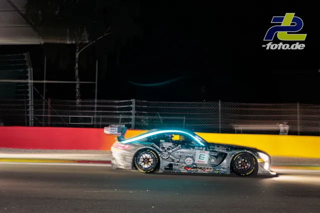 Mercedes-AMG GT3 EVO #6 bei Nacht auf der Strecke in Spa-Francorchamps, aufgenommen als Mitzieher während des 24-Stunden-Rennens.