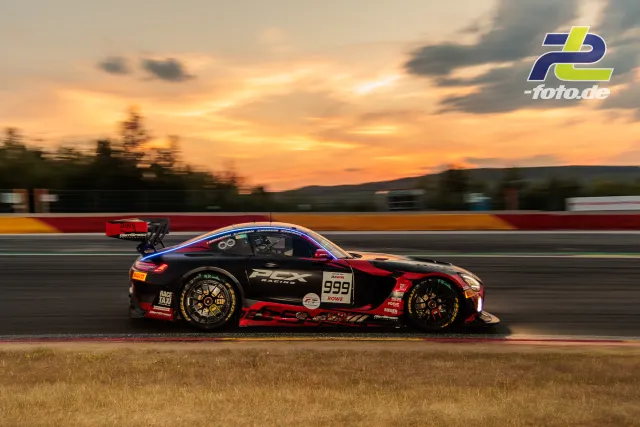 Porsche 911 GT3 R #999 im Mitzieher bei Sonnenuntergang während der 24 Stunden von Spa-Francorchamps.