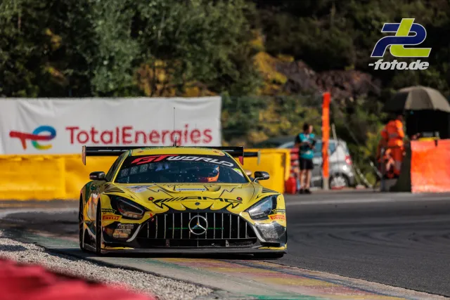 Mercedes-AMG GT3 EVO #48 in gelb-schwarzer Lackierung in Frontansicht auf der Strecke beim 24-Stunden-Rennen in Spa-Francorchamps.