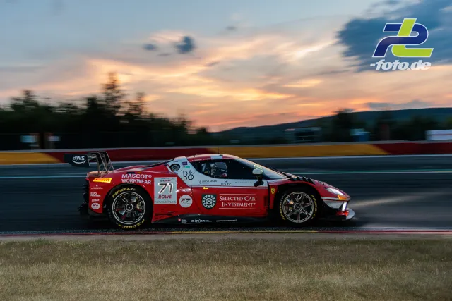 Ferrari 296 GT3 EVO #71 von Selected Car Racing beim 24-Stunden-Rennen von Spa, aufgenommen als Mitzieher in der Dämmerung.