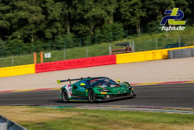 Ferrari 296 GT3 EVO Nr. 45 von Rinaldi Racing in Kurve auf Spa-Francorchamps beim 24-Stunden-Rennen, grüne Lackierung.