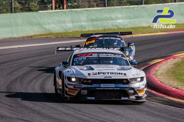 Ford Mustang GT3 EVO auf der Rennstrecke in Spa-Francorchamps, gefolgt von einem Konkurrenten, während der CrowdStrike 24 Hours of Spa.
