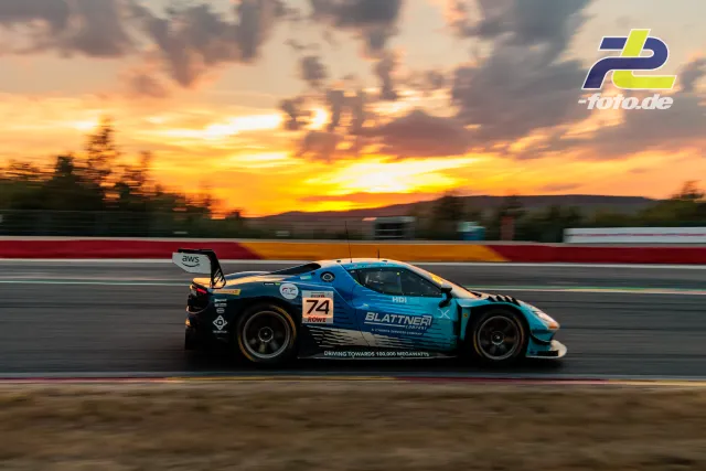 Ferrari 296 GT3 EVO #74 von Kessel Racing im Mitzieher bei Sonnenuntergang während der 24 Stunden von Spa-Francorchamps.