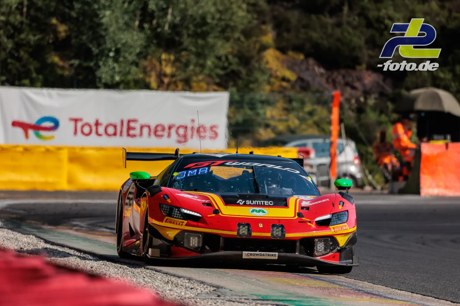 Ferrari 296 GT3 EVO von AF Corse beim 24-Stunden-Rennen von Spa-Francorchamps, Frontansicht in Kurve über Randstein