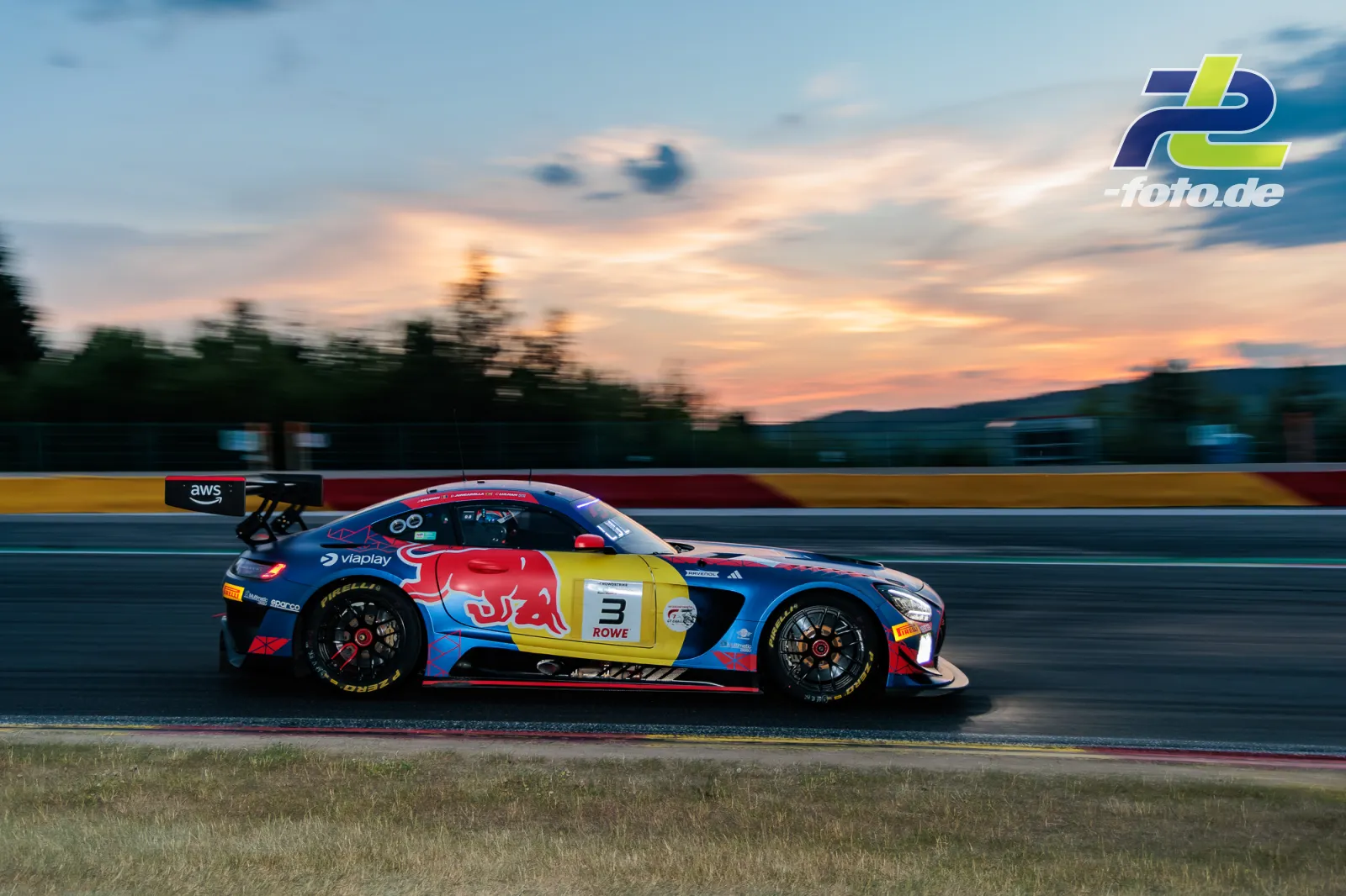 Mercedes-AMG GT3 EVO #3 bei den CrowdStrike 24 Hours of Spa in der Abenddämmerung, aufgenommen als Mitzieher auf dem Kurs von Spa-Francorchamps.