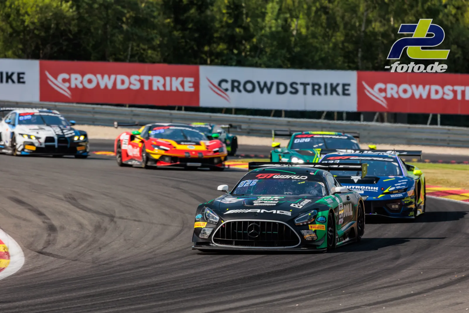 Mercedes-AMG GT3 EVO #20 von Team Motopark in Kurve während der 24 Stunden von Spa-Francorchamps, gefolgt von mehreren Konkurrenten.