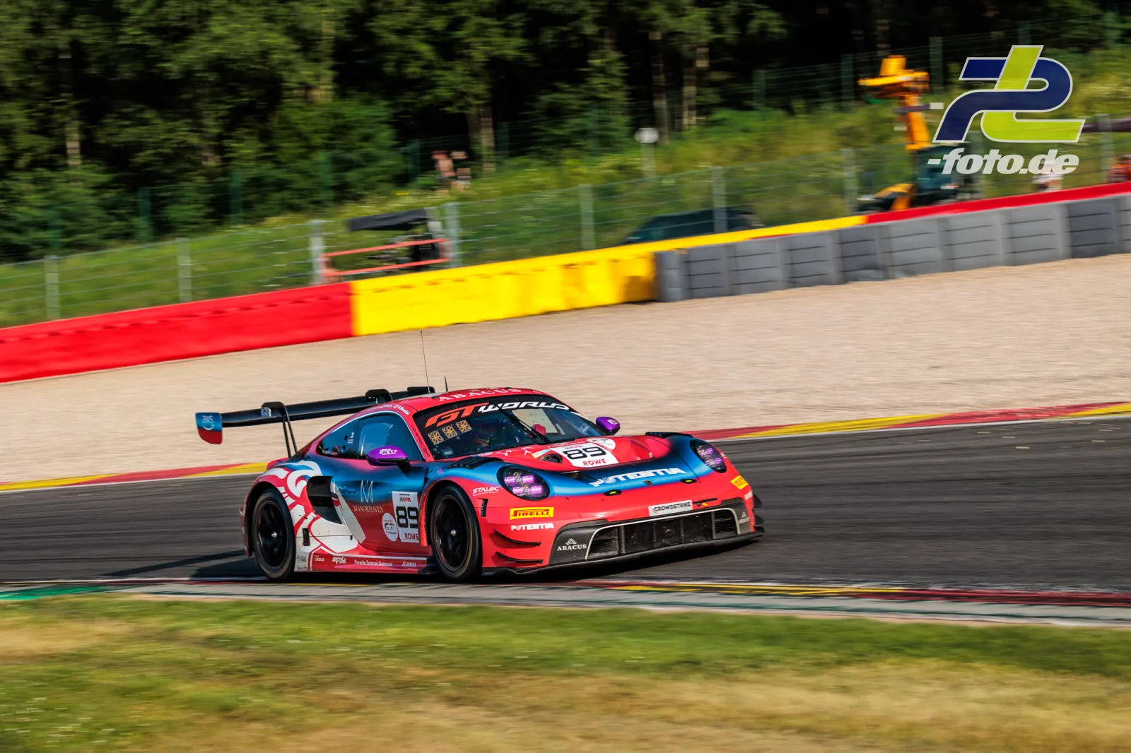 Porsche 911 GT3 R (992) EVO #89 von Lionspeed GP in Kurve auf dem Spa-Francorchamps während der CrowdStrike 24 Hours of Spa.