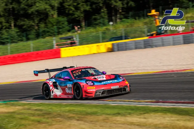 Porsche 911 GT3 R (992) EVO #89 von Lionspeed GP in Kurve auf dem Spa-Francorchamps während der CrowdStrike 24 Hours of Spa.