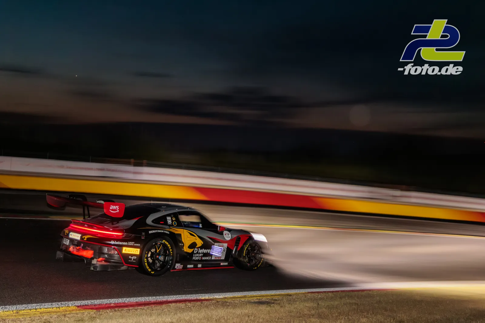 Porsche 911 GT3 R bei den 24h von Spa-Francorchamps in der Dämmerung, aufgenommen mit Mitzieher-Technik während der Fahrt auf der Rennstrecke.