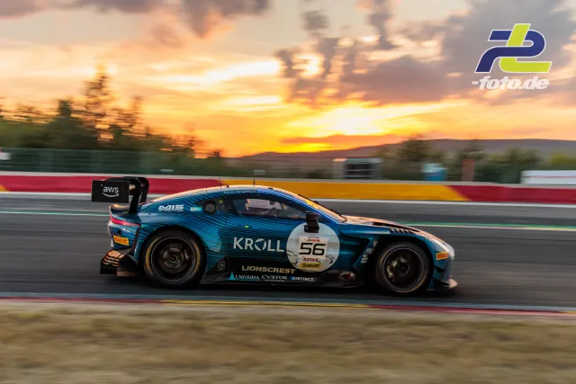 BMW M4 GT3 Nr. 56 in Seitenansicht bei Sonnenuntergang auf dem Circuit de Spa-Francorchamps während der 24 Stunden von Spa.