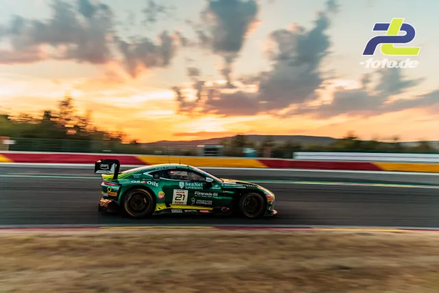 Aston Martin Vantage GT3 bei der Fahrt während der Abenddämmerung beim 24-Stunden-Rennen in Spa-Francorchamps, aufgenommen als Mitzieher.