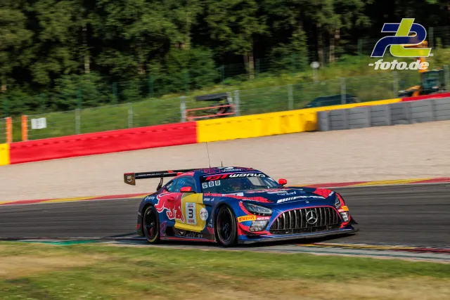 Mercedes-AMG GT3 EVO #3 bei den 24 Stunden von Spa-Francorchamps auf der Rennstrecke mit rot-gelben Streckenbegrenzungen und Wald im Hintergrund