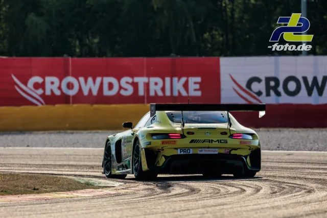 Mercedes-AMG GT3 EVO #48 in Kurve auf Auslaufzone, 24h Spa-Francorchamps, Heckansicht mit gelbem Farbschema und pinken Akzenten.