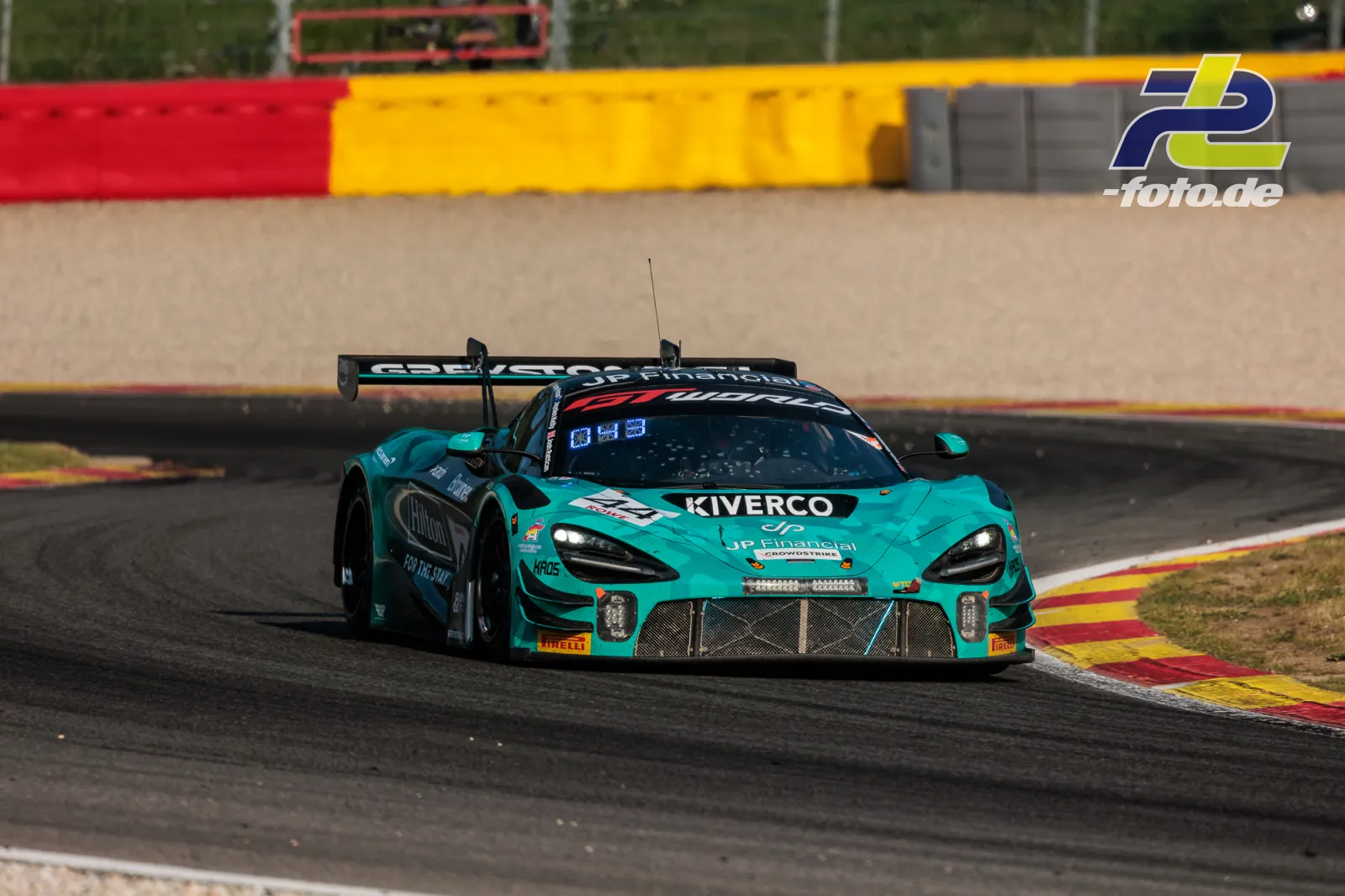 McLaren 720S GT3 EVO von Greystone GT in türkiser Lackierung in der Kurve bei den 24 Stunden von Spa-Francorchamps