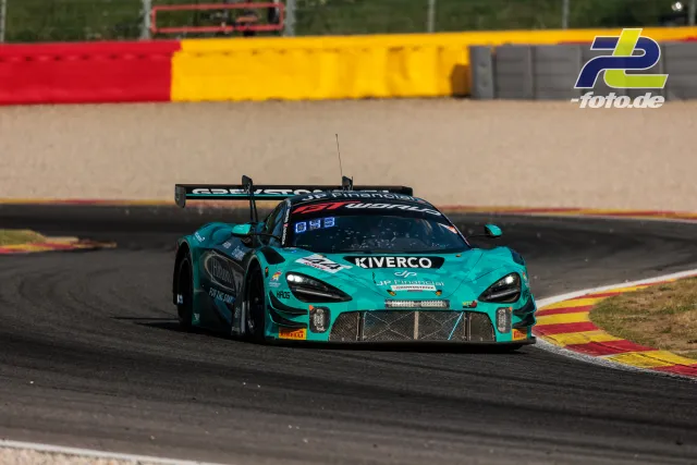 McLaren 720S GT3 EVO von Greystone GT in türkiser Lackierung in der Kurve bei den 24 Stunden von Spa-Francorchamps