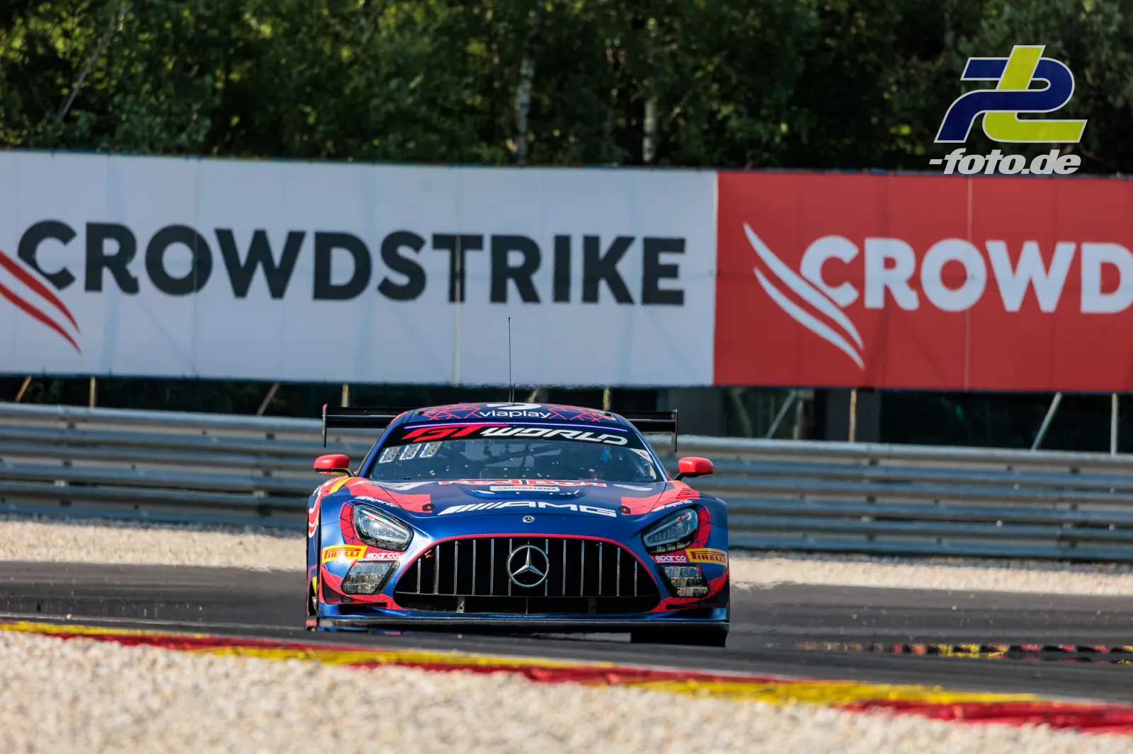 Mercedes-AMG GT3 EVO #3 des Mercedes-AMG Team Verstappen Racing in Frontansicht auf dem Kurs in Spa-Francorchamps beim 24h-Rennen.