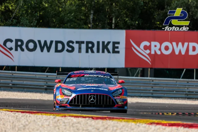 Mercedes-AMG GT3 EVO #3 des Mercedes-AMG Team Verstappen Racing in Frontansicht auf dem Kurs in Spa-Francorchamps beim 24h-Rennen.