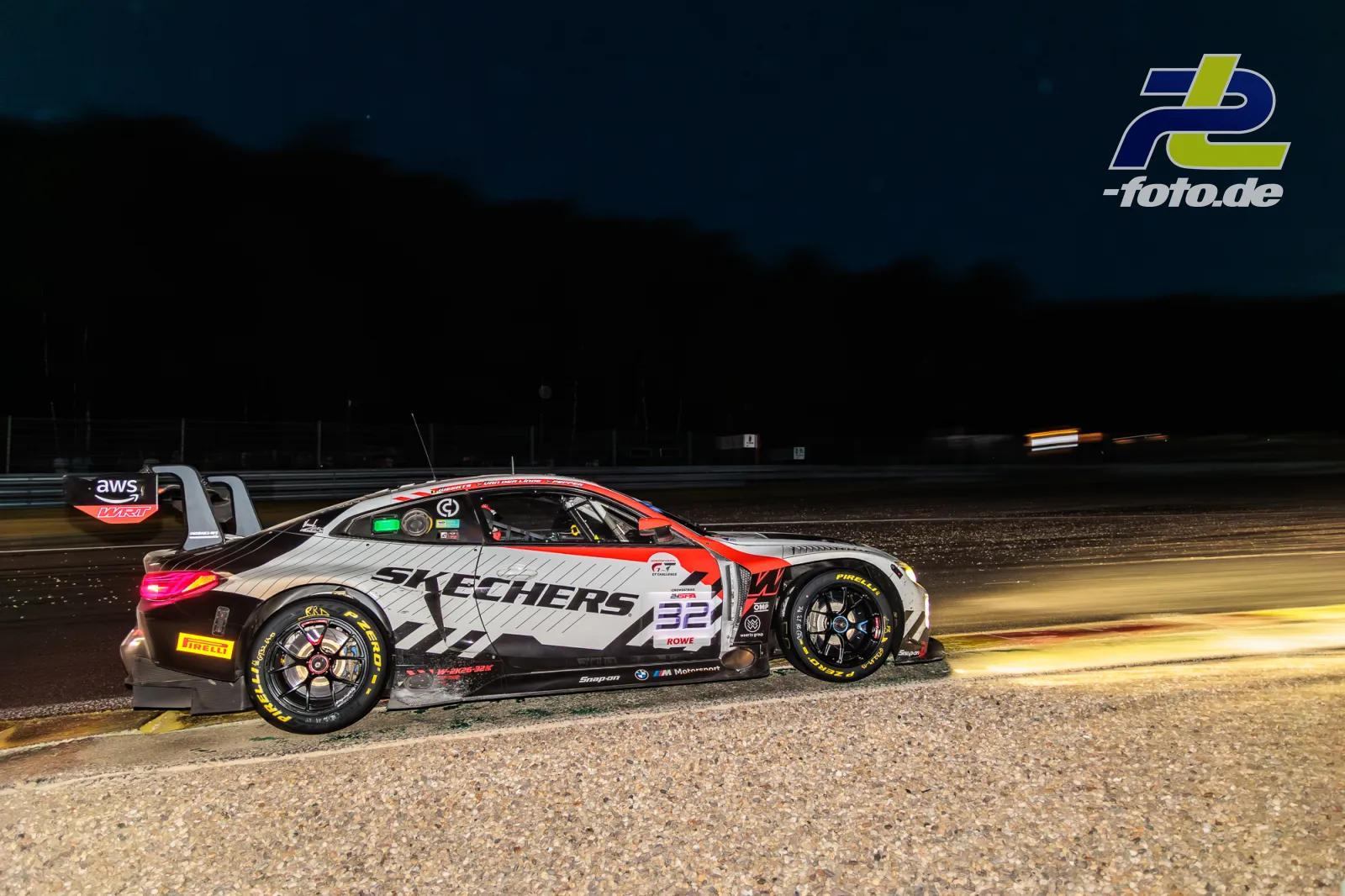 BMW M4 GT3 EVO im Kiesbett bei Nacht während der 24 Stunden von Spa-Francorchamps, Team WRT, Startnummer 32