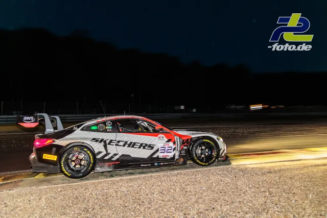 BMW M4 GT3 EVO im Kiesbett bei Nacht während der 24 Stunden von Spa-Francorchamps, Team WRT, Startnummer 32
