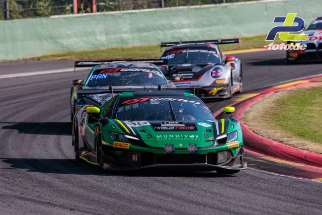 Ferrari 296 GT3 EVO von Rinaldi Racing führt eine Gruppe von GT3-Fahrzeugen durch eine Kurve beim 24-Stunden-Rennen von Spa-Francorchamps.