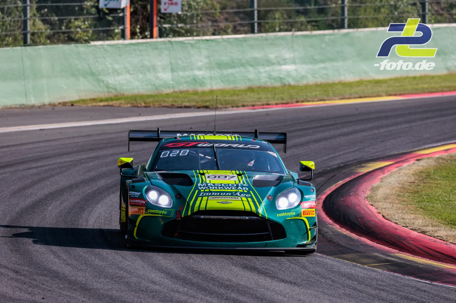 Aston Martin Vantage AMR GT3 EVO #7 von Comtoyou Racing in der Kurve beim 24-Stunden-Rennen in Spa-Francorchamps, Frontansicht mit türkis-neongelber Lackierung.