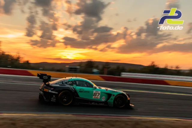 Mercedes-AMG GT3 EVO #87 von Winward Racing bei Sonnenuntergang auf der Strecke in Spa-Francorchamps während der 24 Stunden von Spa.