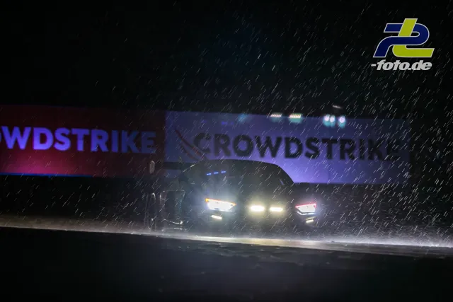 Rennwagen bei Nacht im Regen auf dem Circuit Spa-Francorchamps während des 24-Stunden-Rennens, Scheinwerferlicht im strömenden Regen.