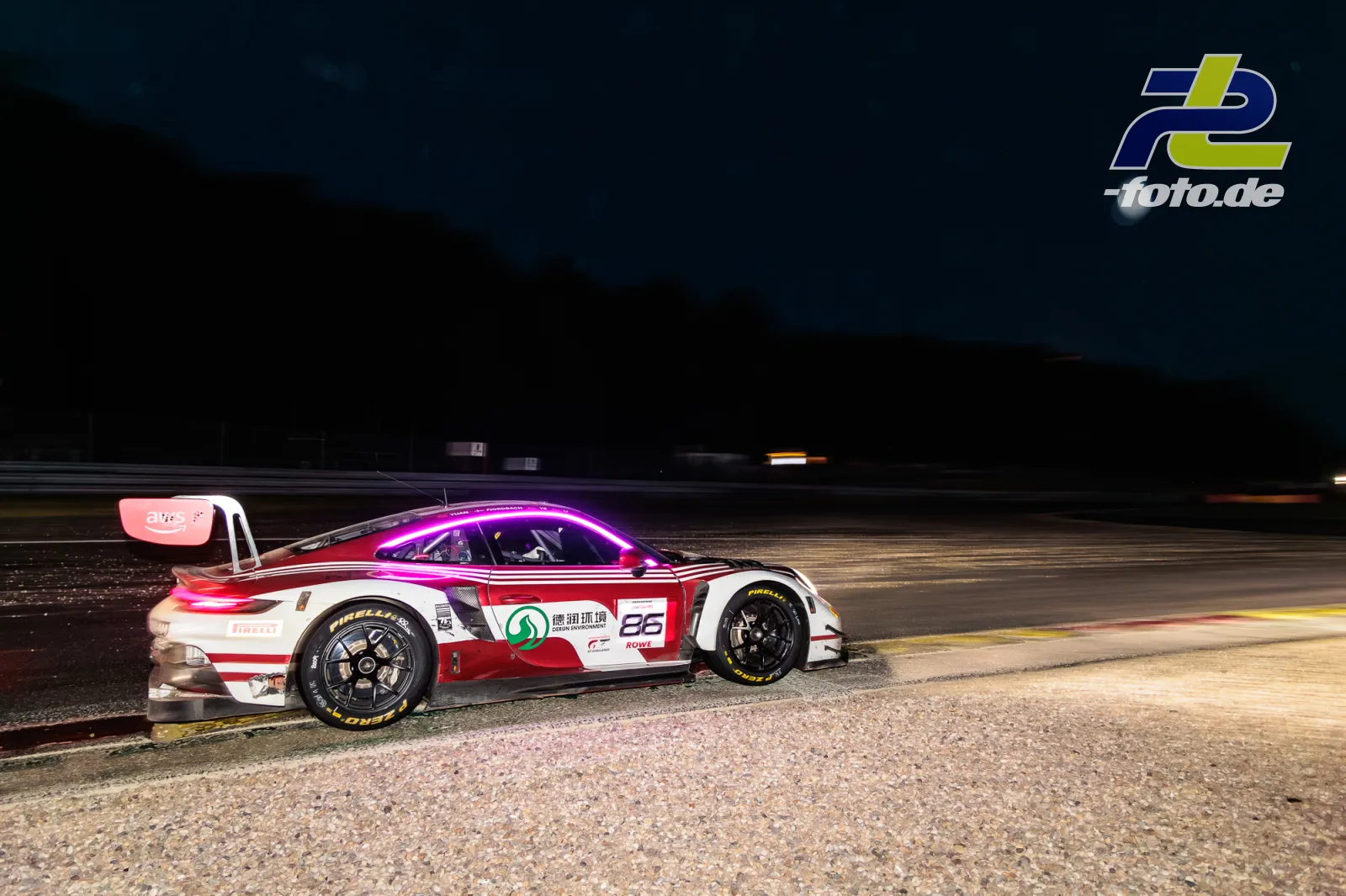 Porsche 911 GT3 R (992) EVO #86 von High Class Racing bei Nacht am Kiesbett in Spa-Francorchamps, Mond im Hintergrund, 24h Spa.