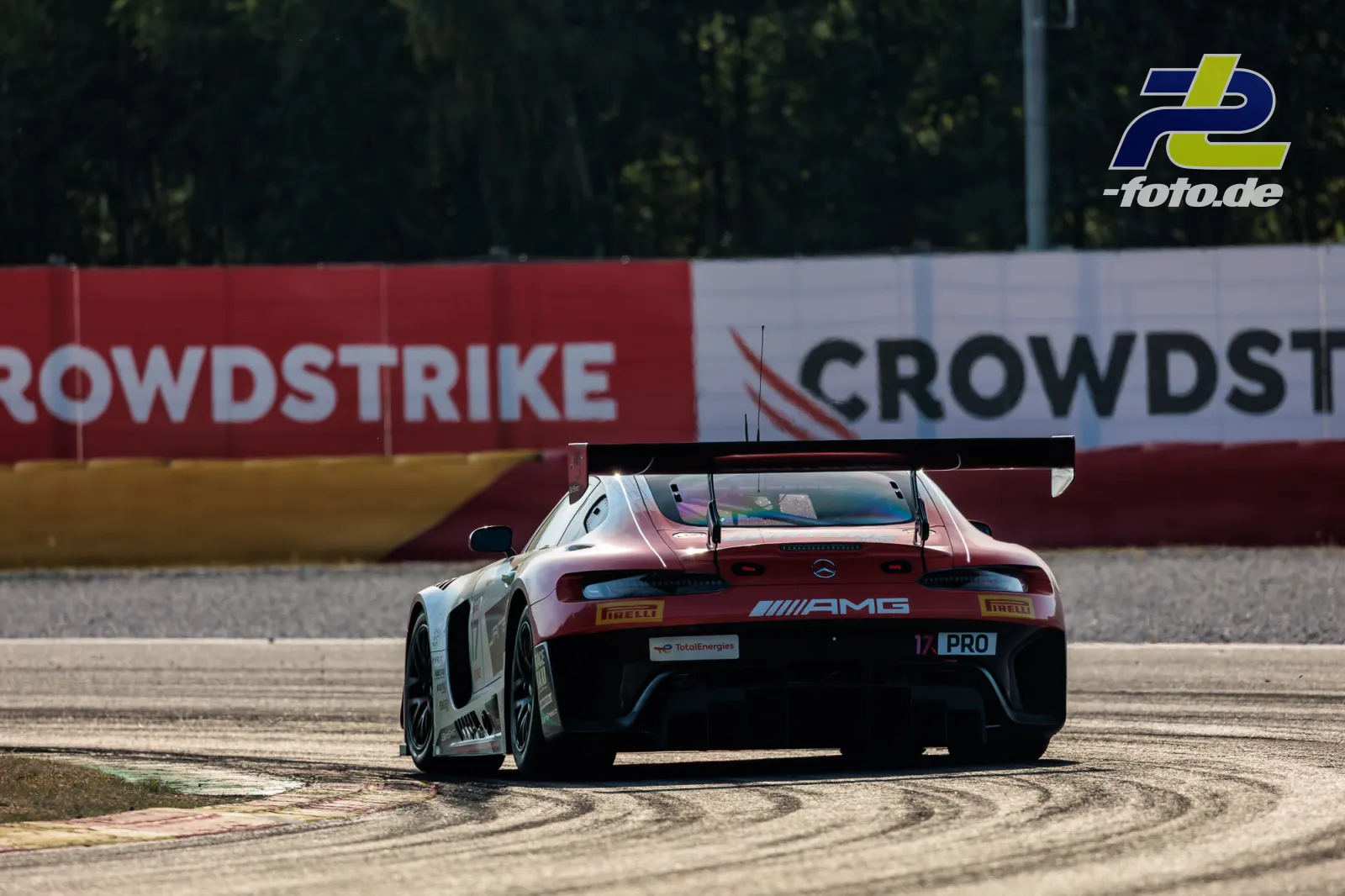 Mercedes-AMG GT3 EVO #17 von hinten auf dem Randstein beim 24-Stunden-Rennen von Spa-Francorchamps