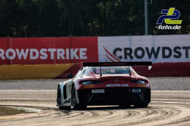 Mercedes-AMG GT3 EVO #17 von hinten auf dem Randstein beim 24-Stunden-Rennen von Spa-Francorchamps