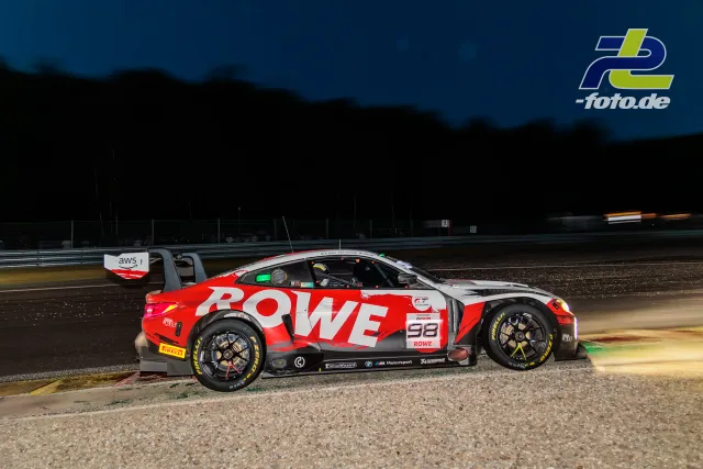 BMW M4 GT3 EVO #98 von Rowe Racing im Kiesbett bei Nacht während der 24 Stunden von Spa-Francorchamps