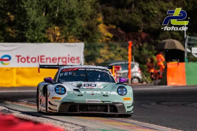 Porsche 911 GT3 R #80 von Lionspeed GP über den Randstein auf der Rennstrecke von Spa-Francorchamps bei den 24 Stunden von Spa.