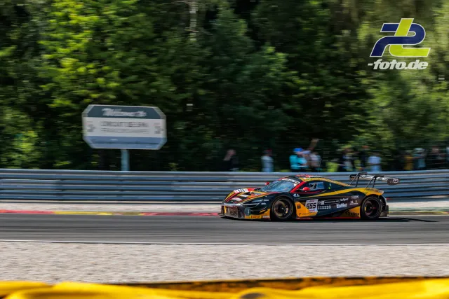 McLaren 720S GT3 EVO mit Startnummer 555 auf der Strecke beim 24-Stunden-Rennen von Spa-Francorchamps, aufgenommen als Mitzieher.