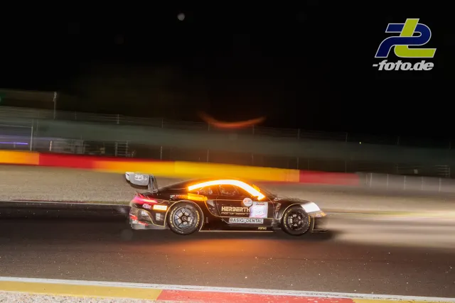 Porsche 911 GT3 R (992) EVO #91 von Herberth Motorsport bei Nacht in Spa-Francorchamps, aufgenommen als Mitzieher mit Bewegungsunschärfe.