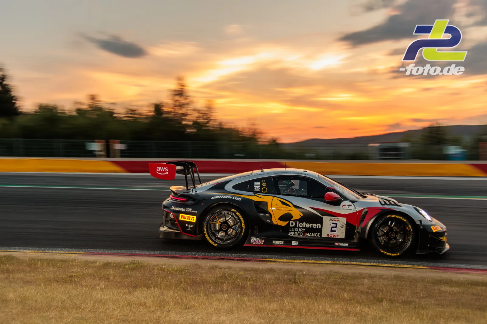 Porsche 911 GT3 R (992) EVO von Boutsen VDS bei Sonnenuntergang in Spa-Francorchamps während des 24-Stunden-Rennens.