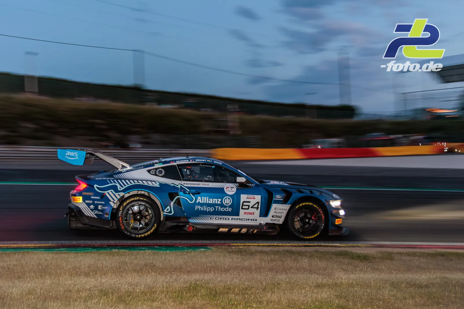 Ford Mustang GT3 EVO #64 bei Dämmerung auf der Strecke in Spa-Francorchamps während der CrowdStrike 24 Hours of Spa.