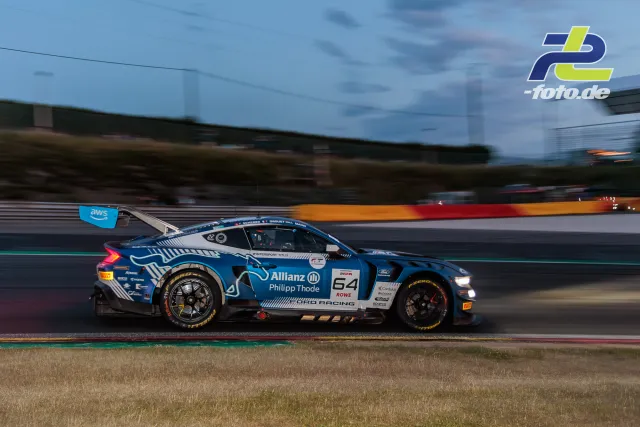 Ford Mustang GT3 EVO #64 bei Dämmerung auf der Strecke in Spa-Francorchamps während der CrowdStrike 24 Hours of Spa.