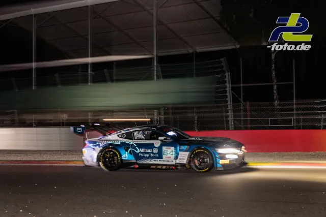 Ford Mustang GT3 EVO #64 von HRT Ford Racing während des 24-Stunden-Rennens in Spa-Francorchamps bei Nacht, fotografiert als Mitzieher.