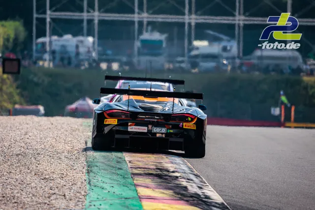McLaren 720S GT3 EVO von Optimum Motorsport beim 24-Stunden-Rennen von Spa-Francorchamps, Heckansicht in Kurvenausfahrt mit Kiesbett.