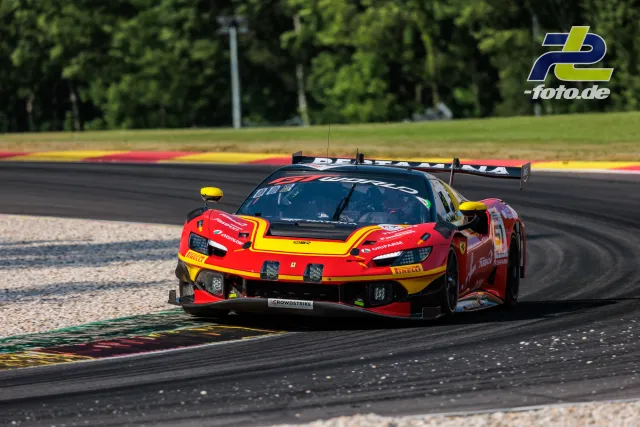 Ferrari 296 GT3 EVO #51 von AF Corse in der Kurve beim 24-Stunden-Rennen von Spa-Francorchamps, rot-gelbe Lackierung