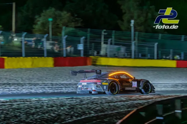 Porsche 911 GT3 R mit Startnummer 91 von Herberth Motorsport in der Dämmerung auf nasser Strecke beim 24-Stunden-Rennen in Spa-Francorchamps.