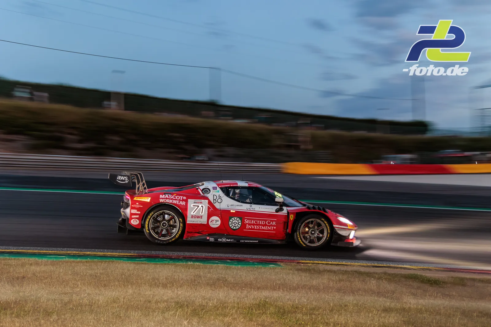 Ferrari 296 GT3 EVO Nr. 71 von Selected Car Racing beim 24-Stunden-Rennen von Spa-Francorchamps, aufgenommen als Mitzieher